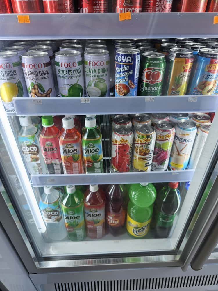 El refrigerador estaba lleno de diversas bebidas embotelladas y enlatadas.