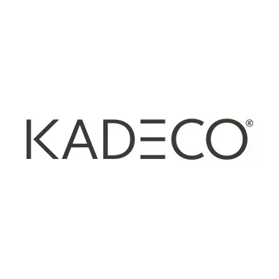 Ein schwarzweißes Logo für Kadeco auf weißem Hintergrund.