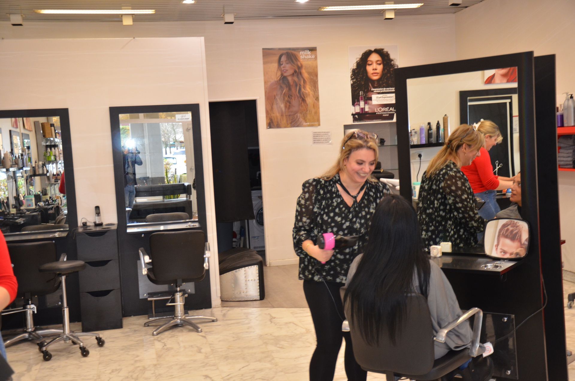 Coiffure sur cheveux noirs et longs