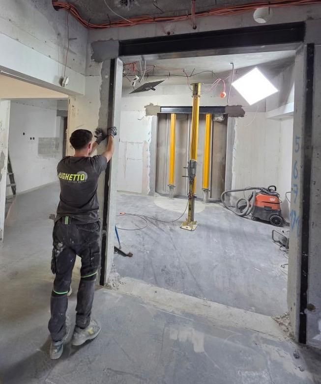 Renfort de plafond rayé noir et gris dans un espace commercial.