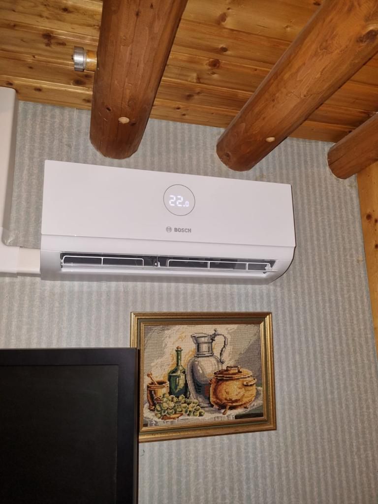 Bloc de climatisation sous des poutres en bois