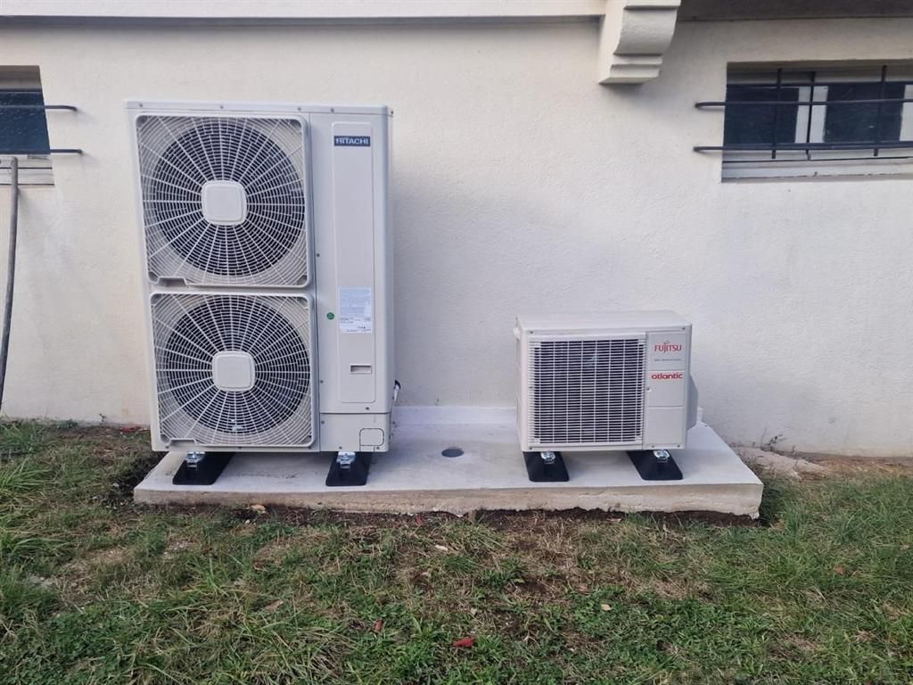 Deux pompes à chaleur blanches