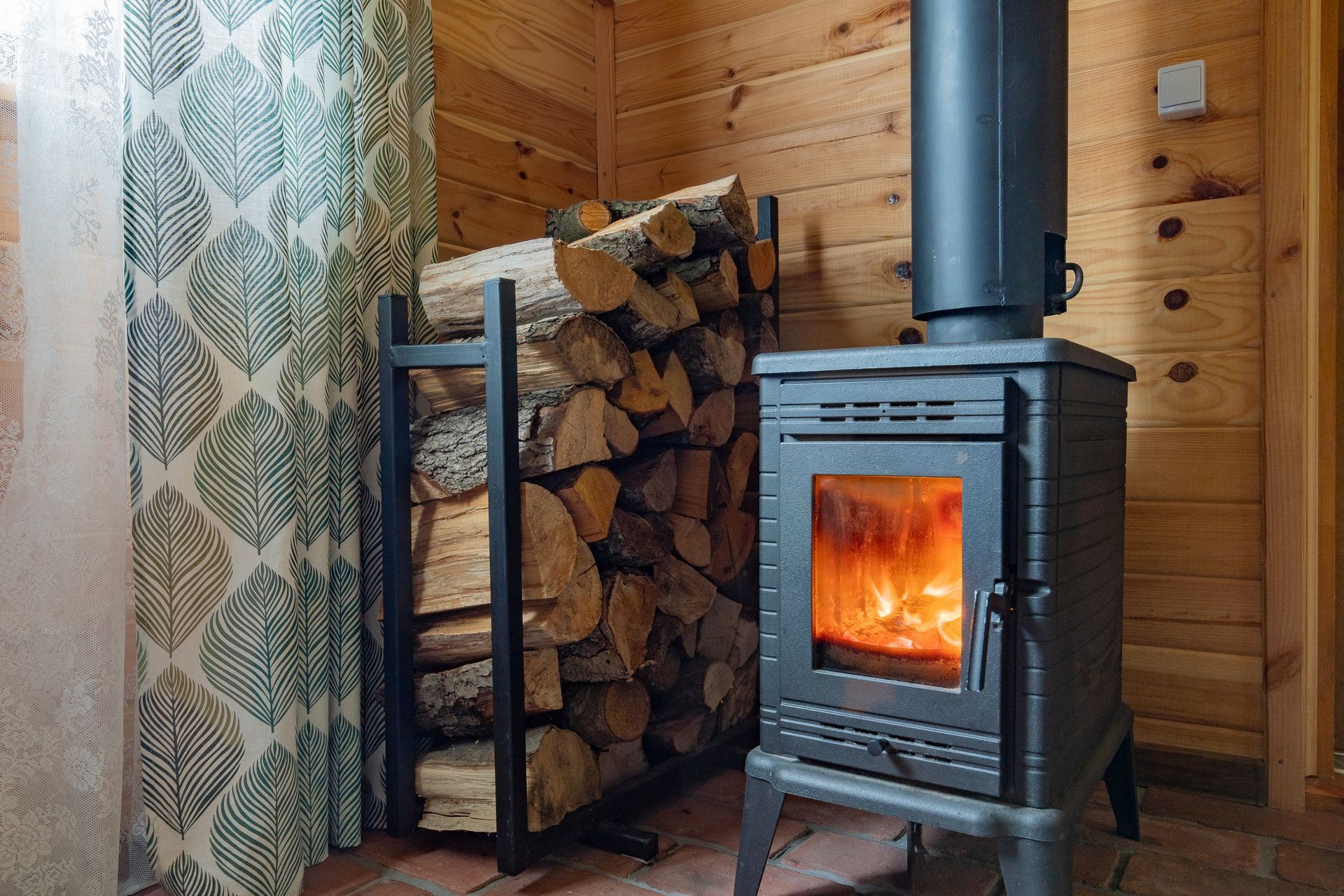 Poêle et sa réserve de bois