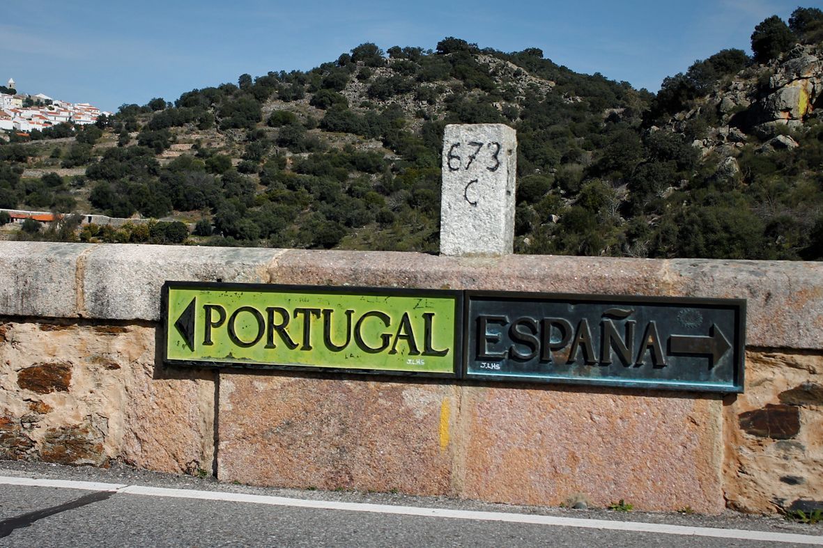 Un cartel en un muro de piedra que dice Portugal España