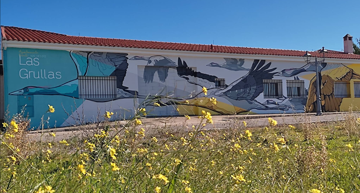 Un mural en el costado de un edificio dice las grulas