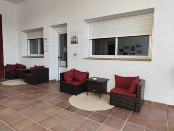 Una habitación con muchas sillas y una mesa