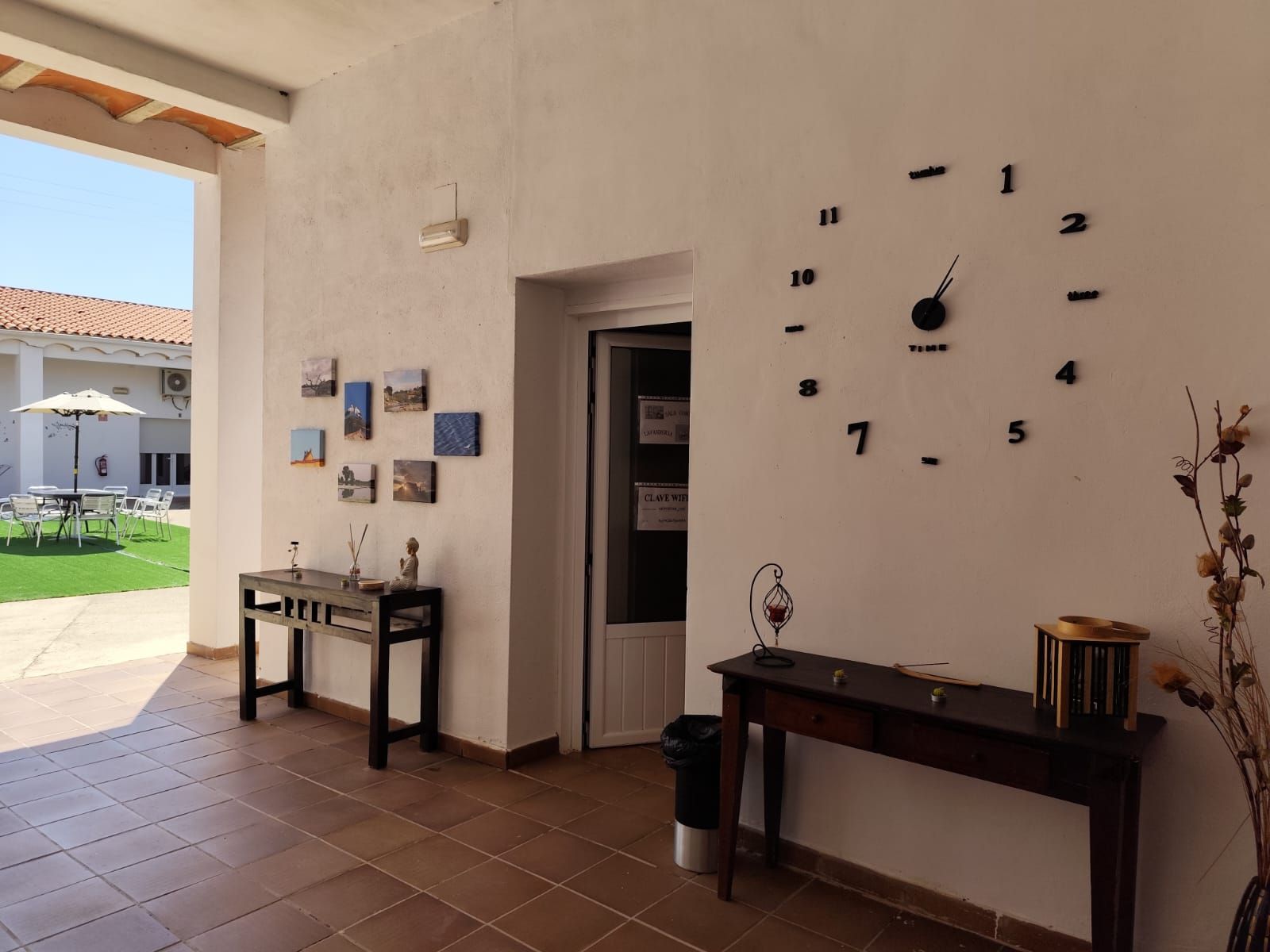 Una habitación con un reloj en la pared y una mesa.