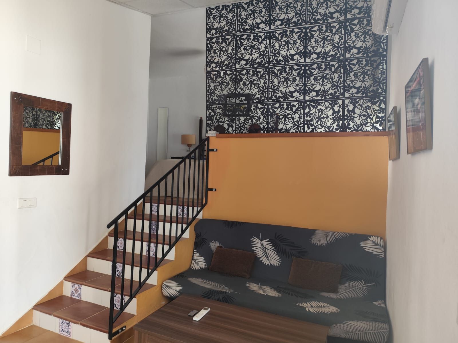 Una sala de estar con escaleras que conducen al segundo piso.