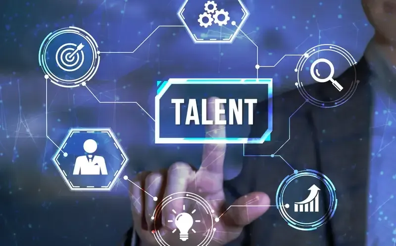 Dedo de una persona tocando un botón digital 