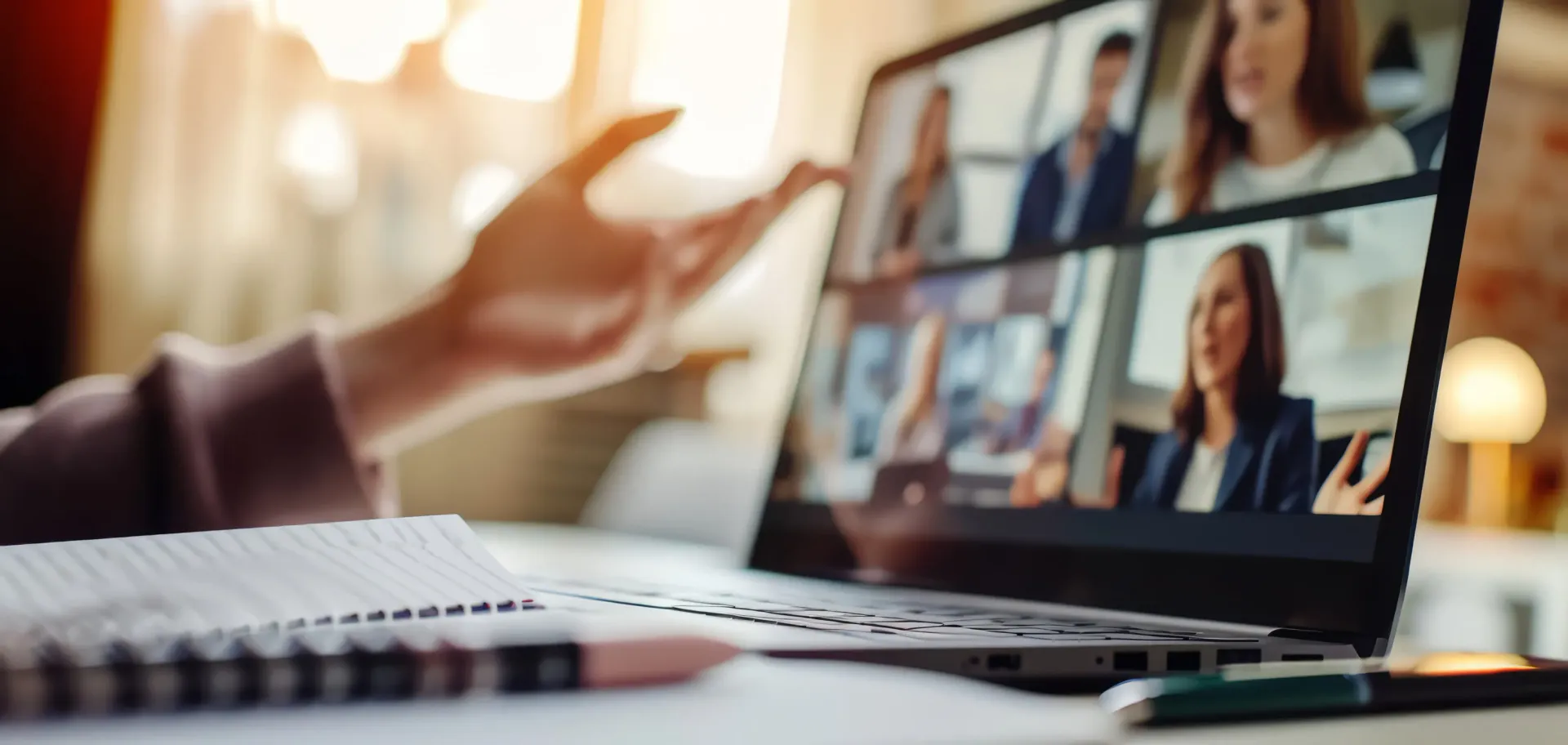 Grupo de personas sonrientes con vestimenta profesional posando en el interior.