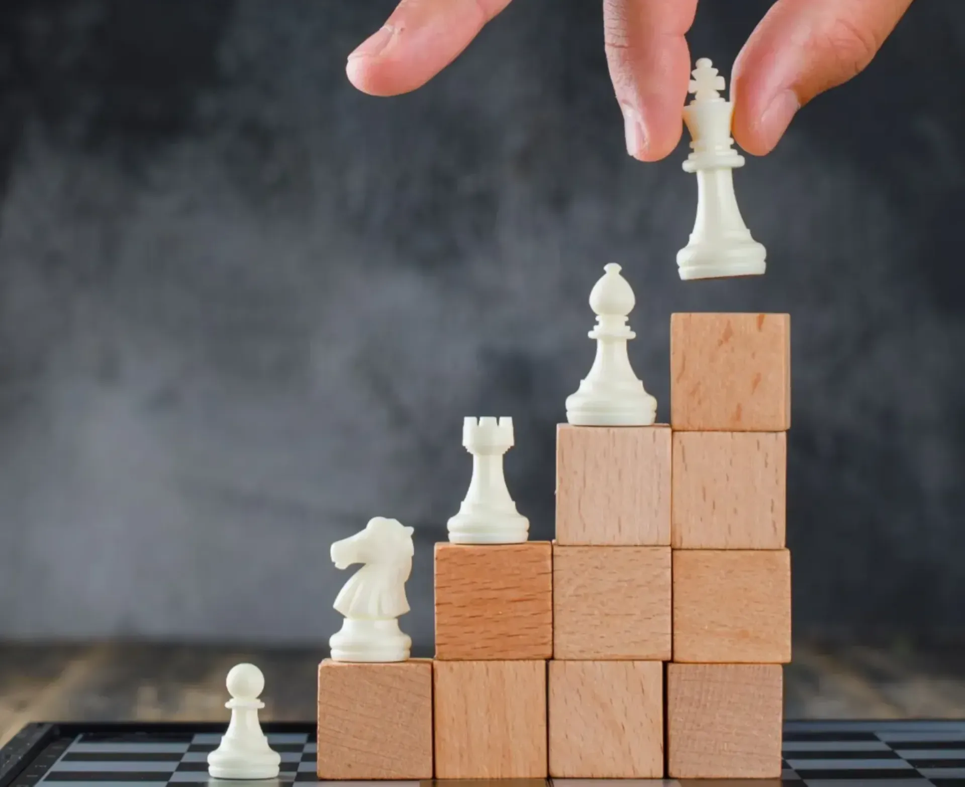 Grupo de personas sonrientes con vestimenta profesional posando en el interior.