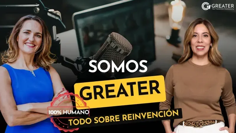 Dos mujeres frente a un texto que dice 