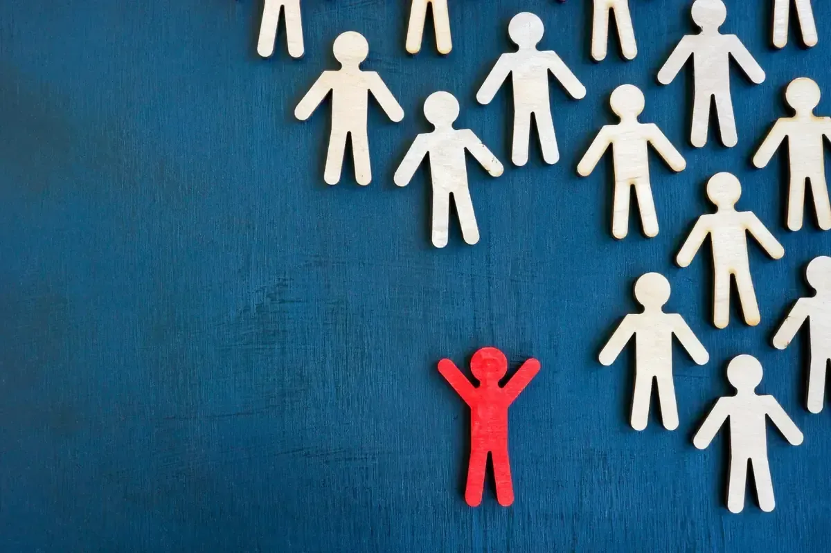 Sesión de lluvia de ideas en equipo; un hombre escribe en la pizarra, una mujer gesticula. Reunión en la oficina.