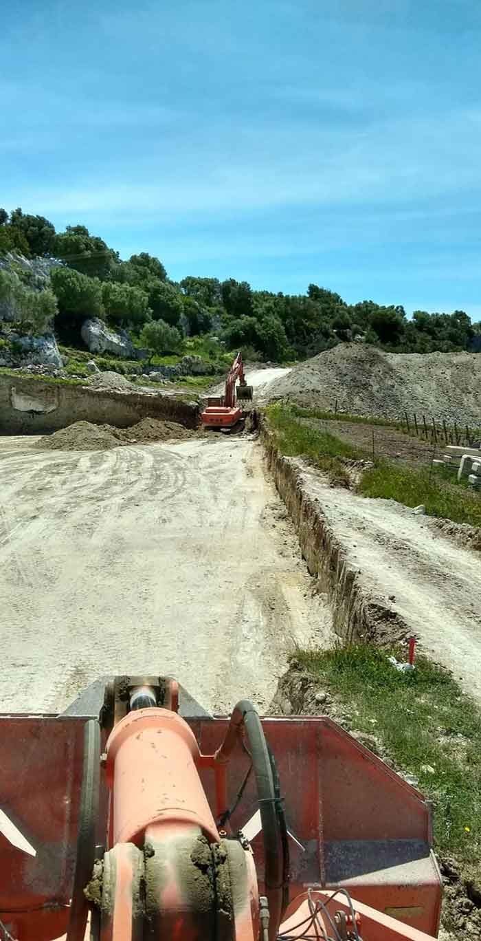 Una persona conduce un tractor por un camino de tierra.