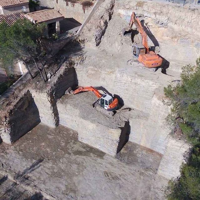 Una vista aérea de dos excavadoras trabajando en un sitio de construcción.