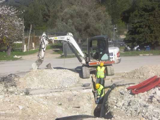Un grupo de trabajadores de la construcción está trabajando en un sitio de construcción.