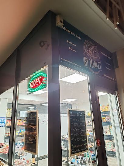 Une devanture de magasin avec un panneau indiquant « par marché » dessus.