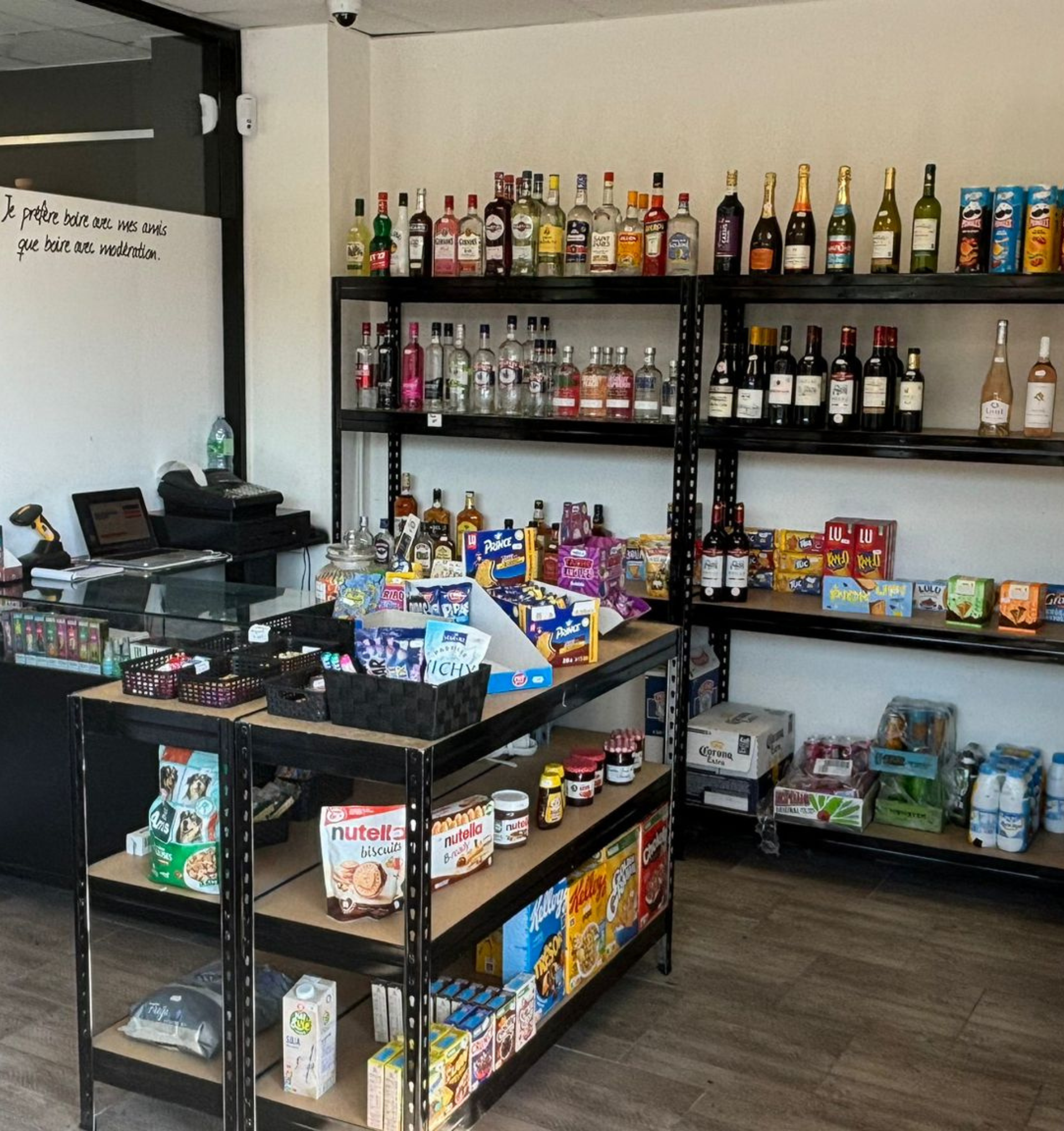 Un magasin rempli de beaucoup de nourriture et de boissons, y compris du Nutella