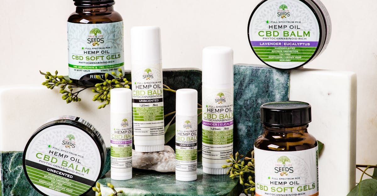 Une variété de produits à base de CBD sont posés sur une table.