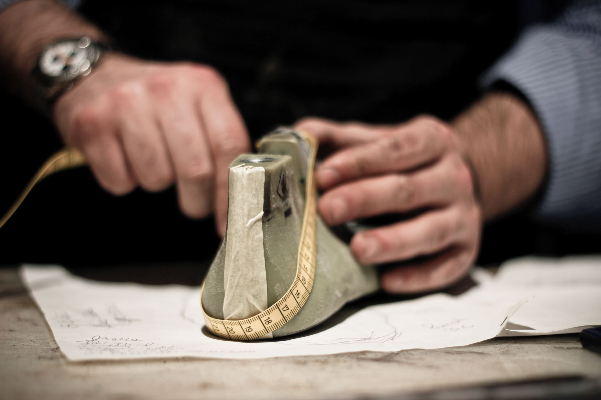 Prise de mesure d'une empreinte de pied en bois