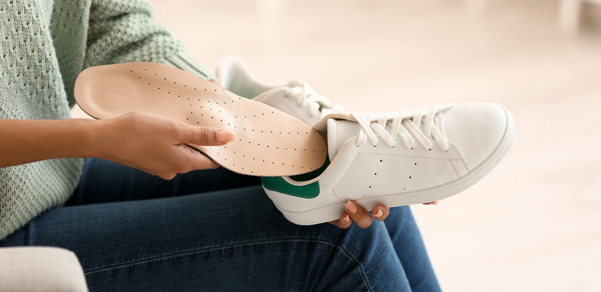 Semelle insérée dans une basket blanche