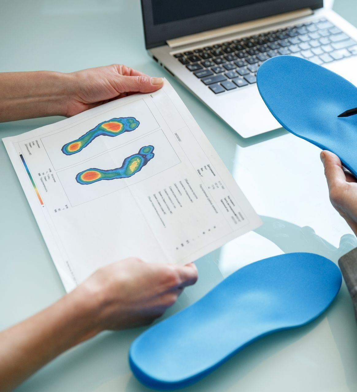 Schéma avec empreintes, ordinateur et semelles