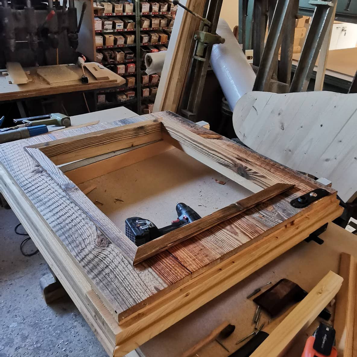 Un morceau de bois est posé sur un autre morceau de bois