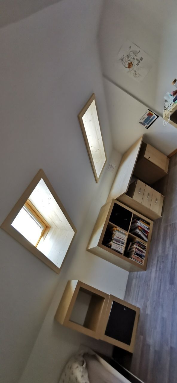 Une pièce avec beaucoup de meubles et beaucoup de fenêtres.