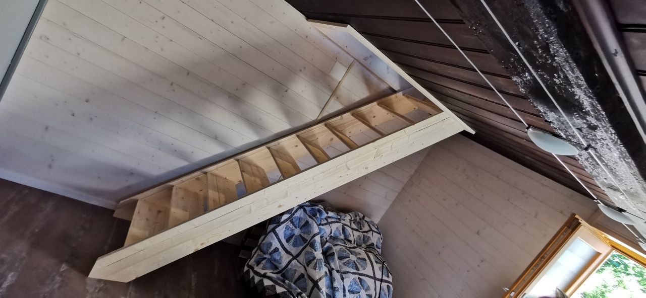 Un escalier en bois menant au deuxième étage d'une maison.