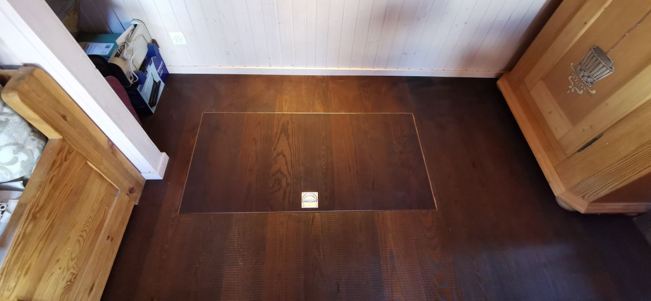 Un plancher en bois avec une porte au milieu.