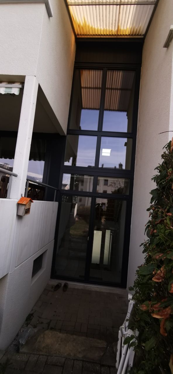 Un bâtiment avec beaucoup de fenêtres et d'escaliers qui y mènent.