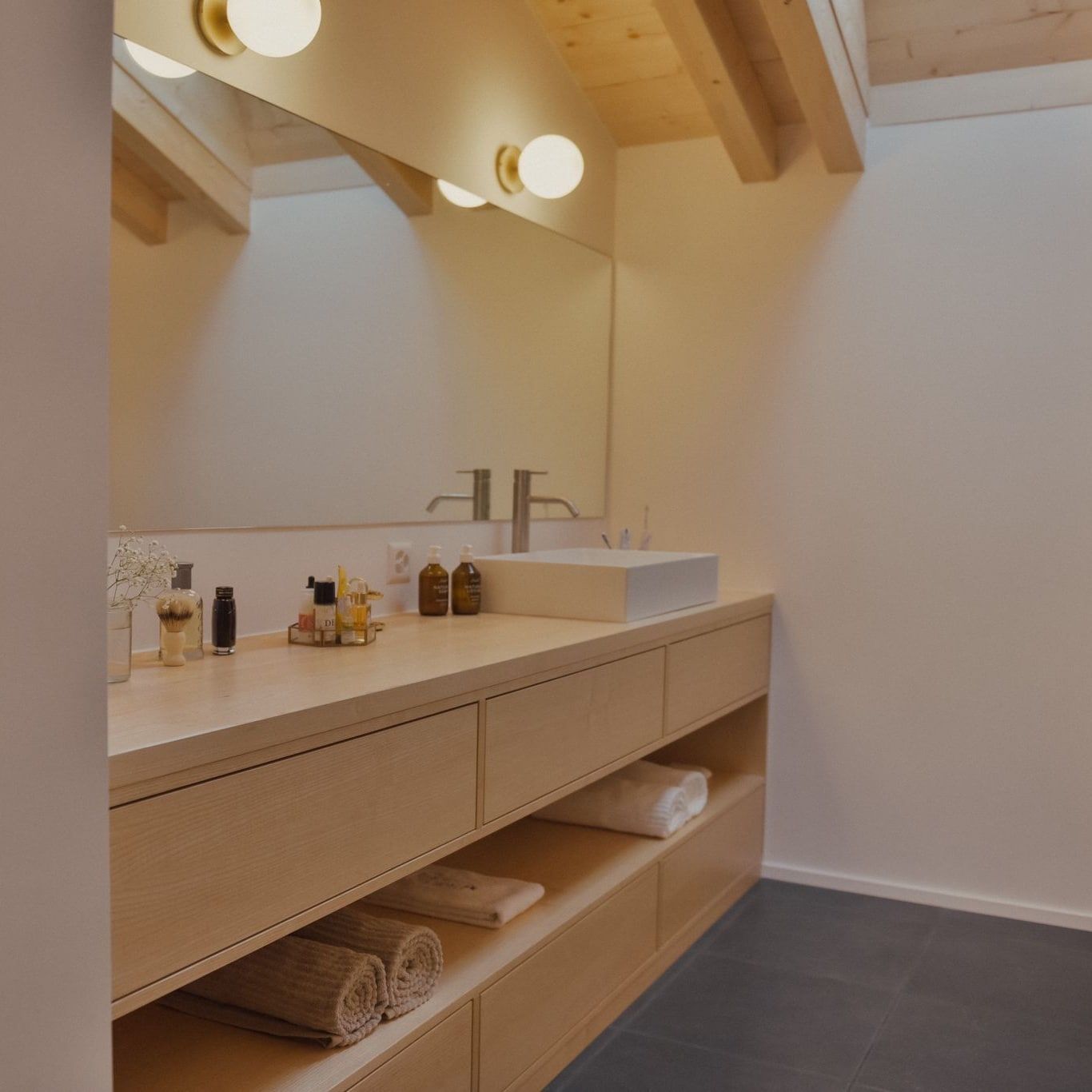 Une salle de bain avec deux vasques et un grand miroir