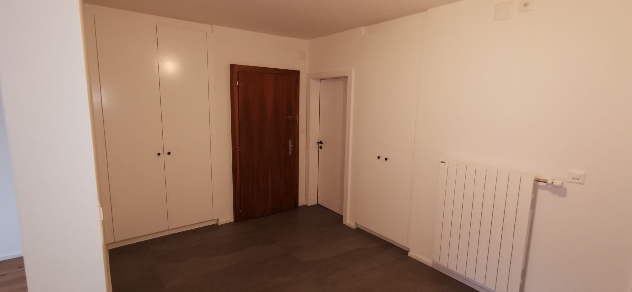 Une pièce vide avec un radiateur et une porte.