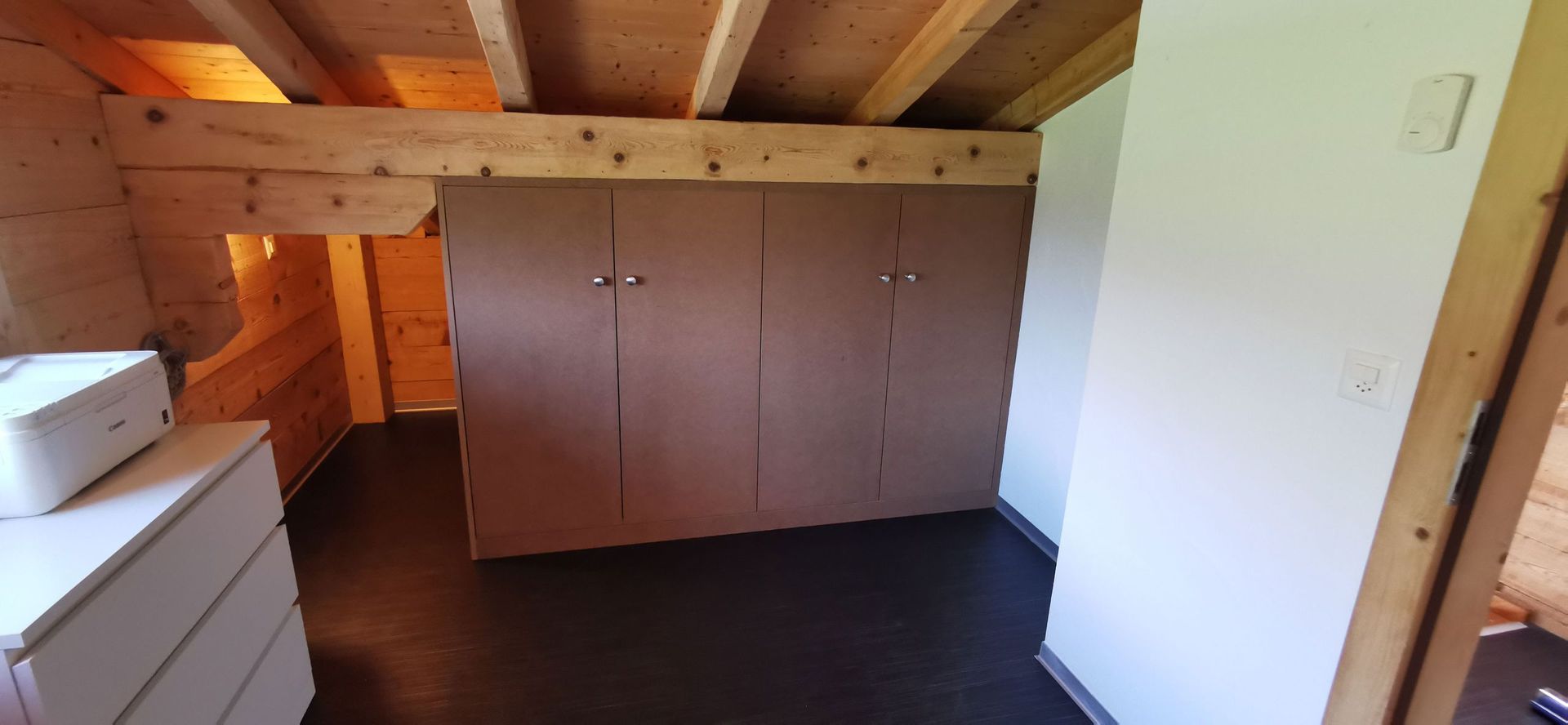 Une pièce avec beaucoup d'armoires en bois et une commode