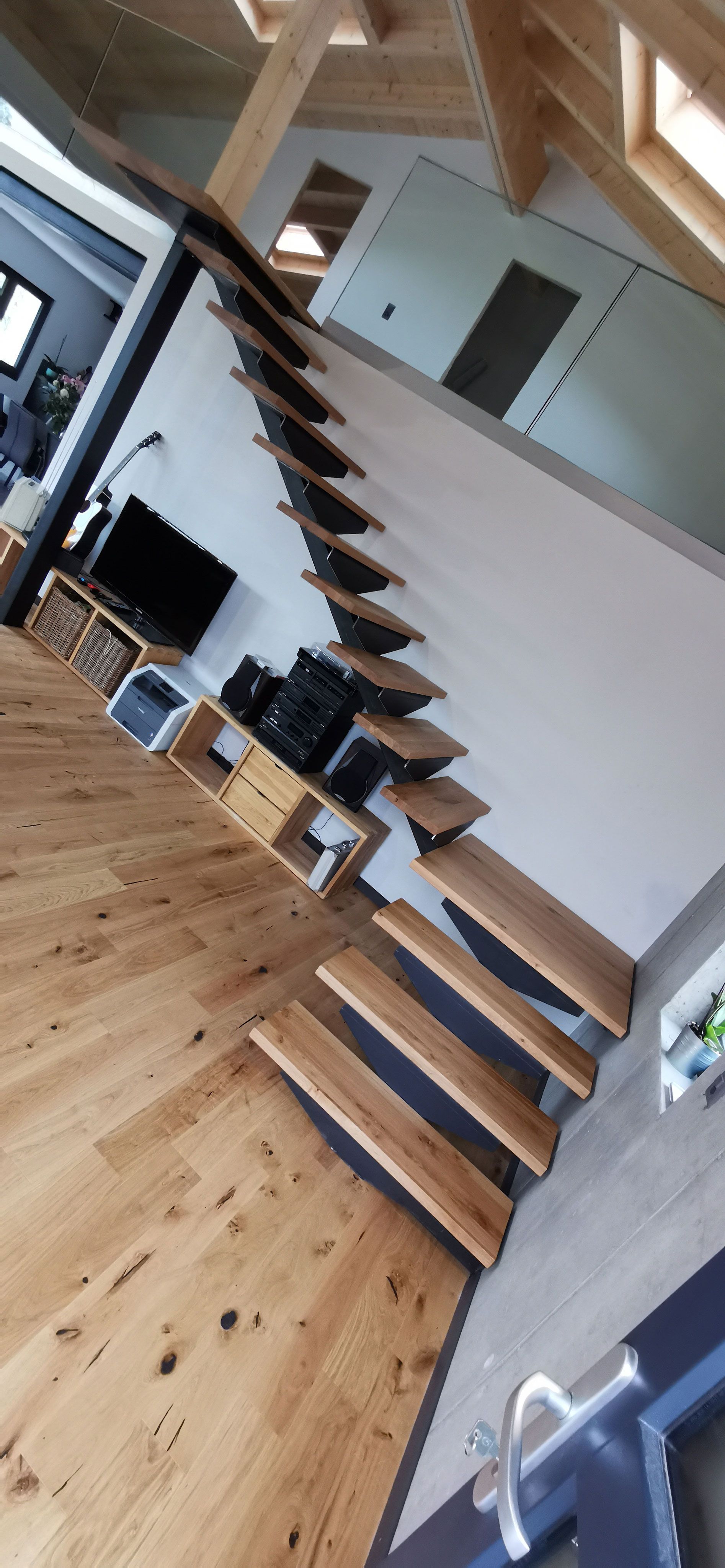 Un escalier en bois menant au deuxième étage d'une maison.
