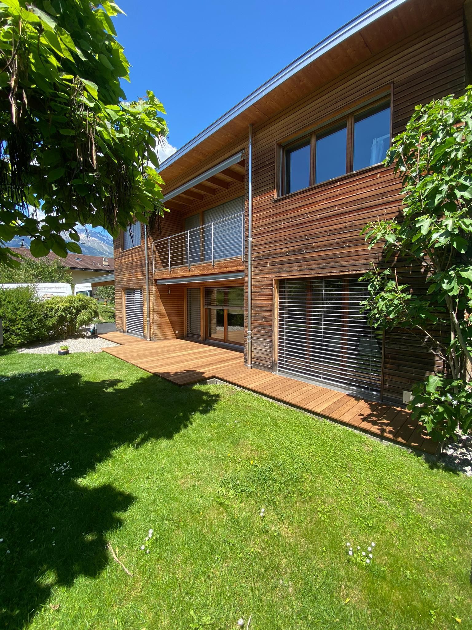 Une grande maison avec une grande pelouse devant.