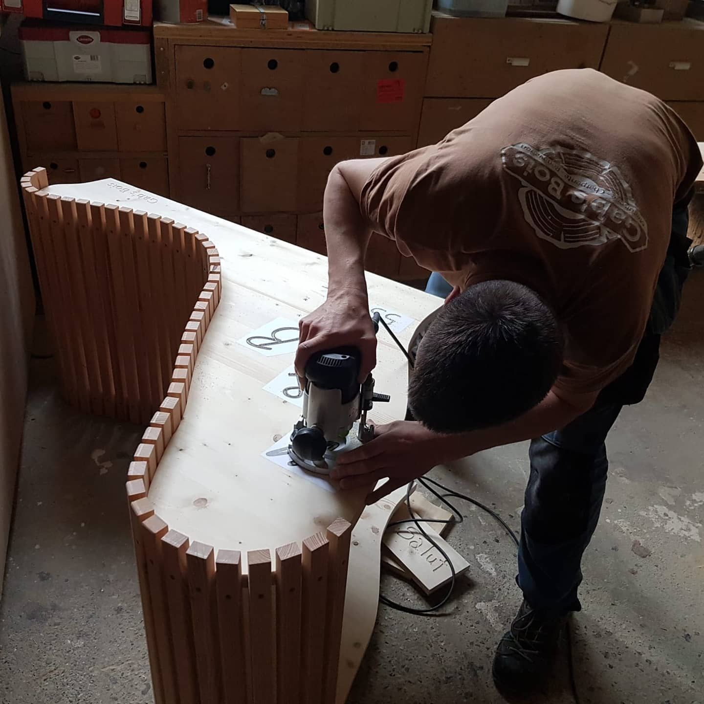 Un homme travaille sur un morceau de bois avec une machine