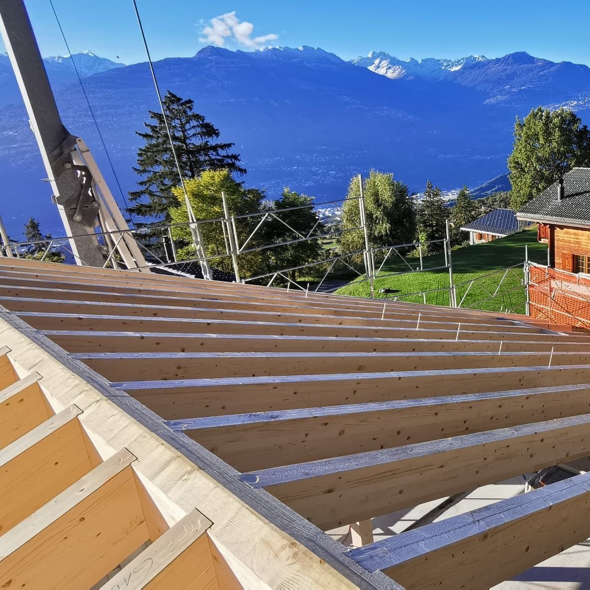 Une charpente avec vue sur les montagnes en arrière-plan