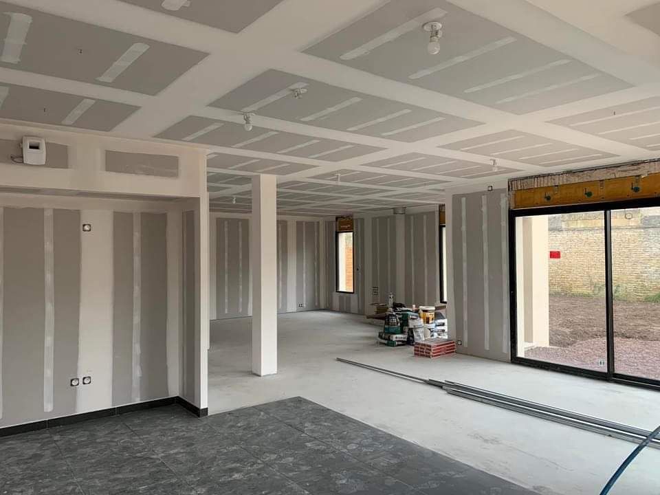 Rénovation intérieure : travaux de plâtrerie en cours