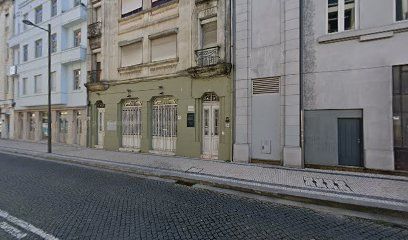 Uma estátua da justiça está sobre uma mesa ao lado de um martelo.
