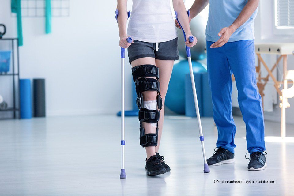 Patientin lernt auf Krücken zu laufen