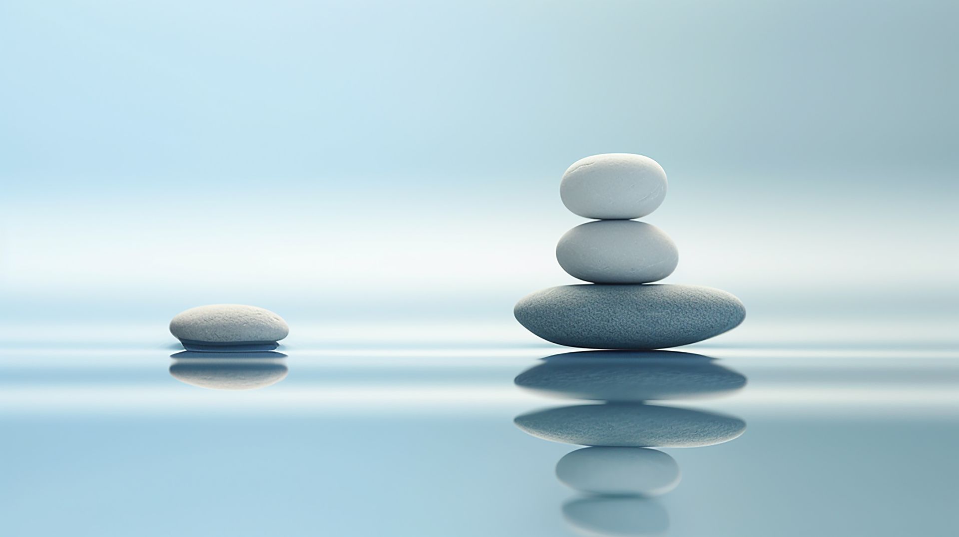 Eine Person, die sich Notizen auf einem Klemmbrett macht, während sie einer sitzenden Person gegenübersteht.