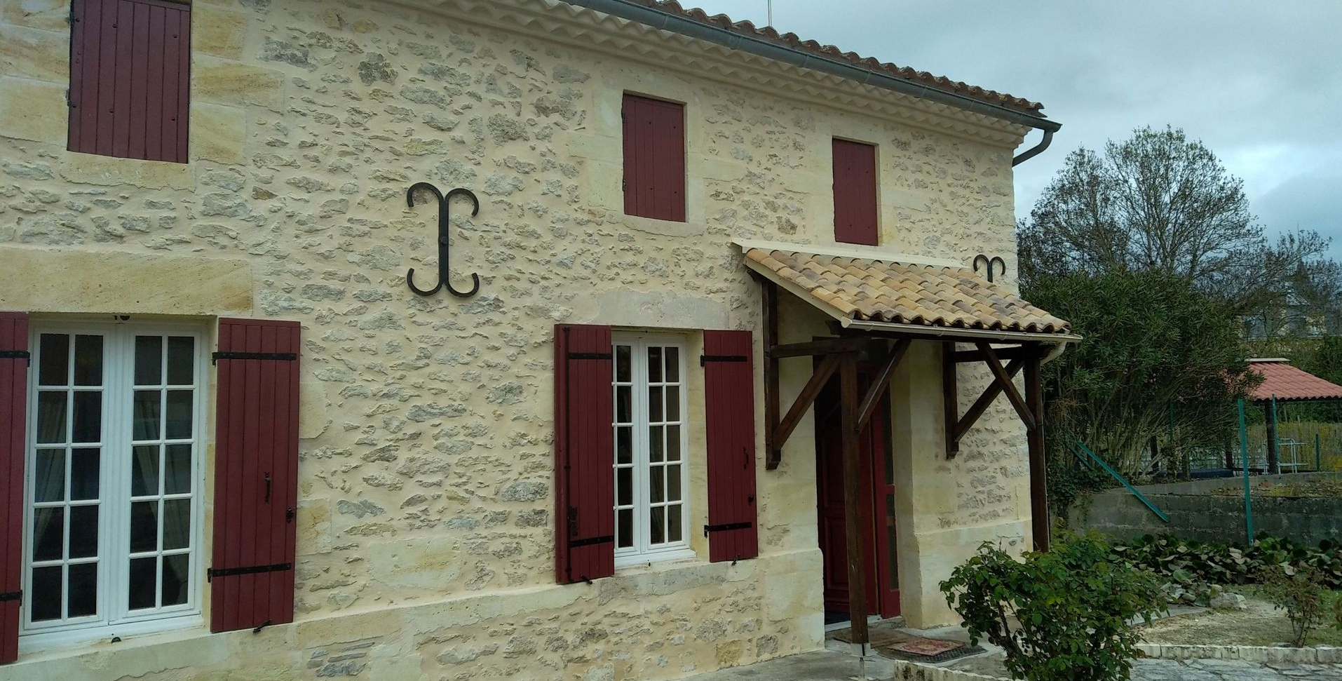 Une devanture de maison en pierres apparentes