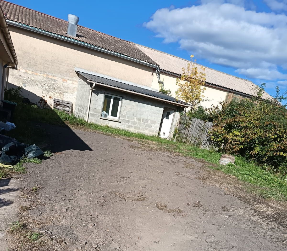 Une couverture de maisons comprenant une fenêtre et une porte