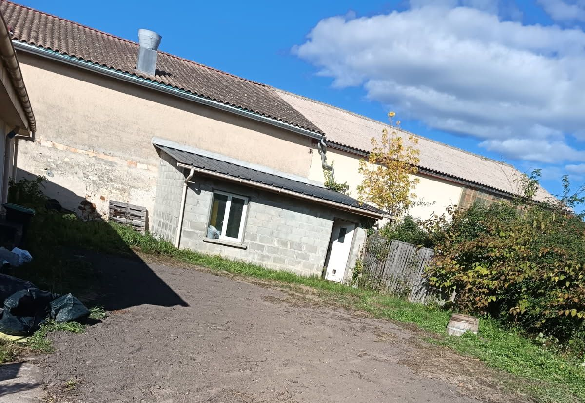 Toiture de bâtiments visible d'une cour