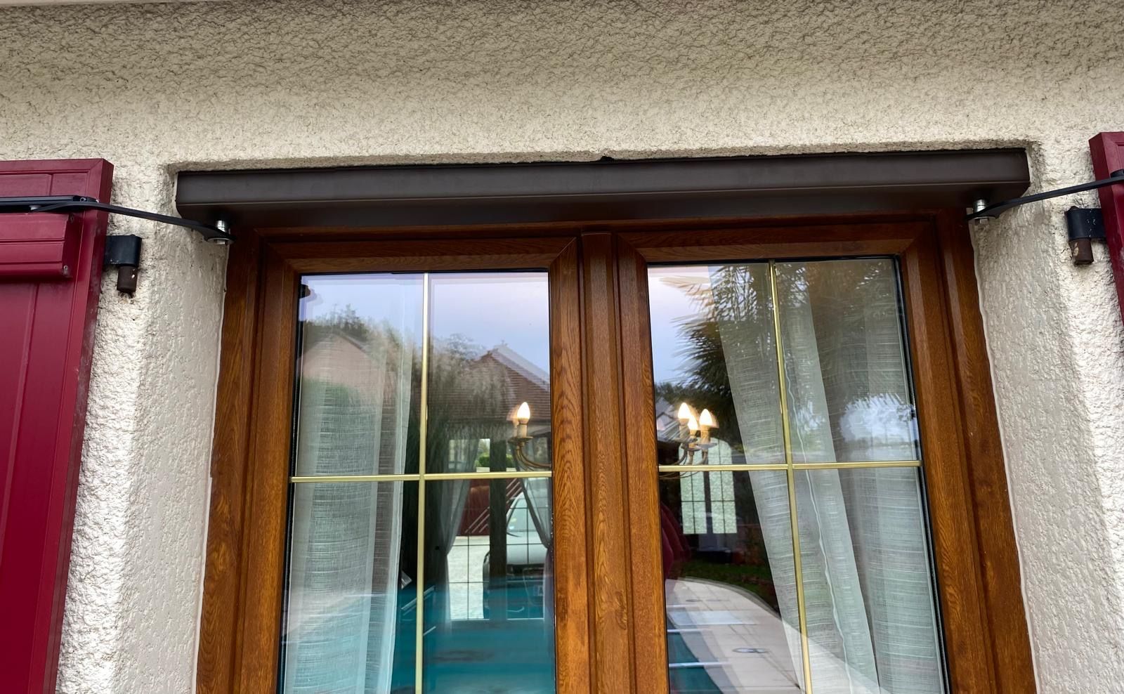 Détails d'une porte-fenêtre marron