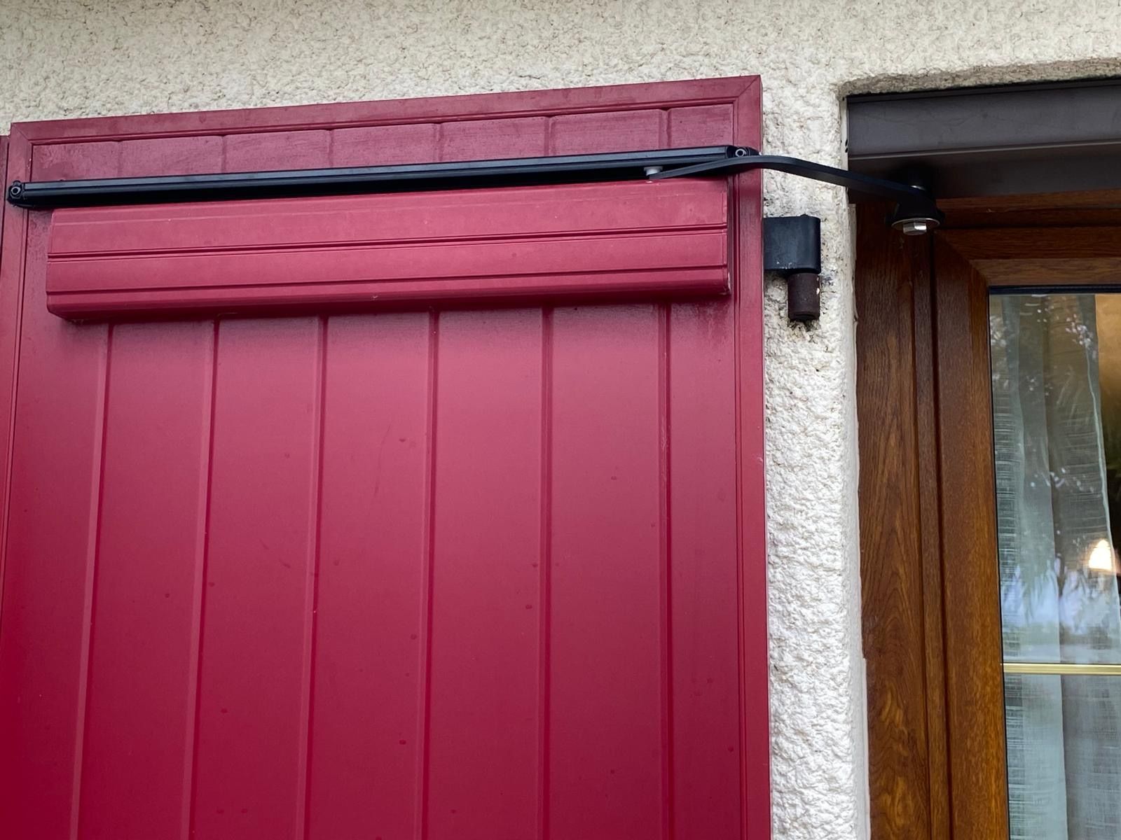 Porte avec des vitres et des volets verts