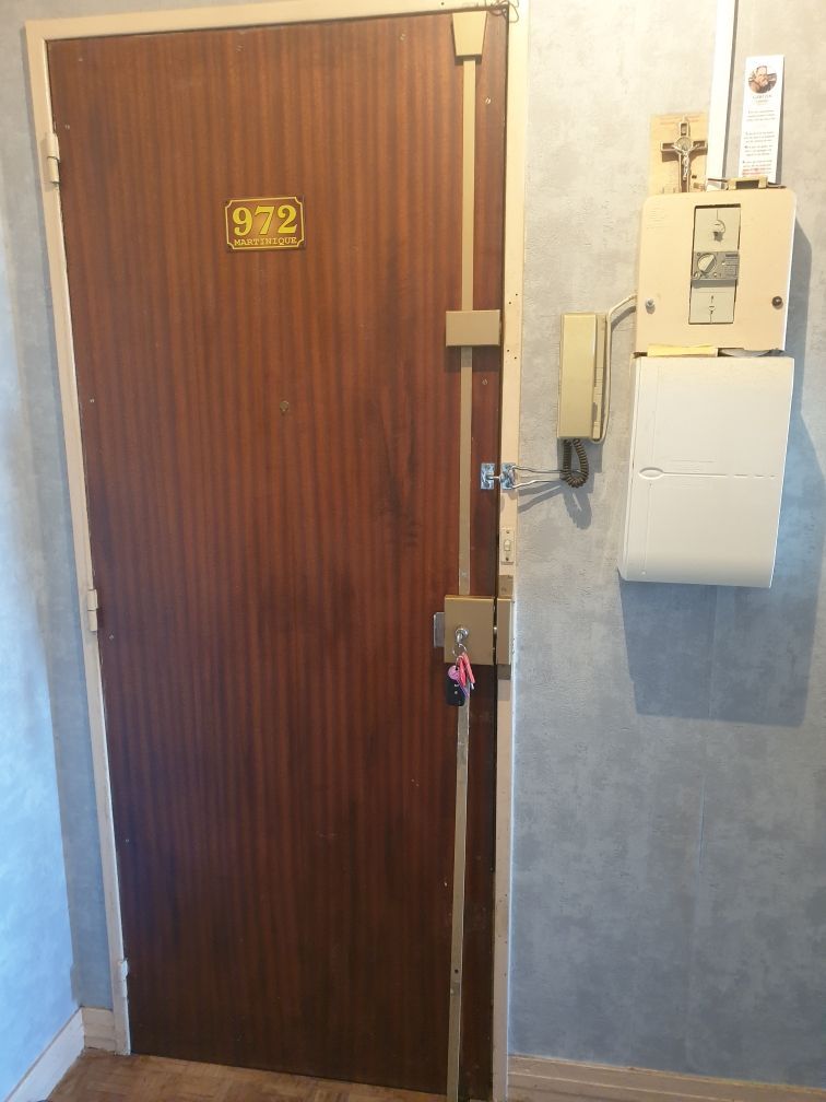 Porte et fenêtres neuves dans une façade en travaux