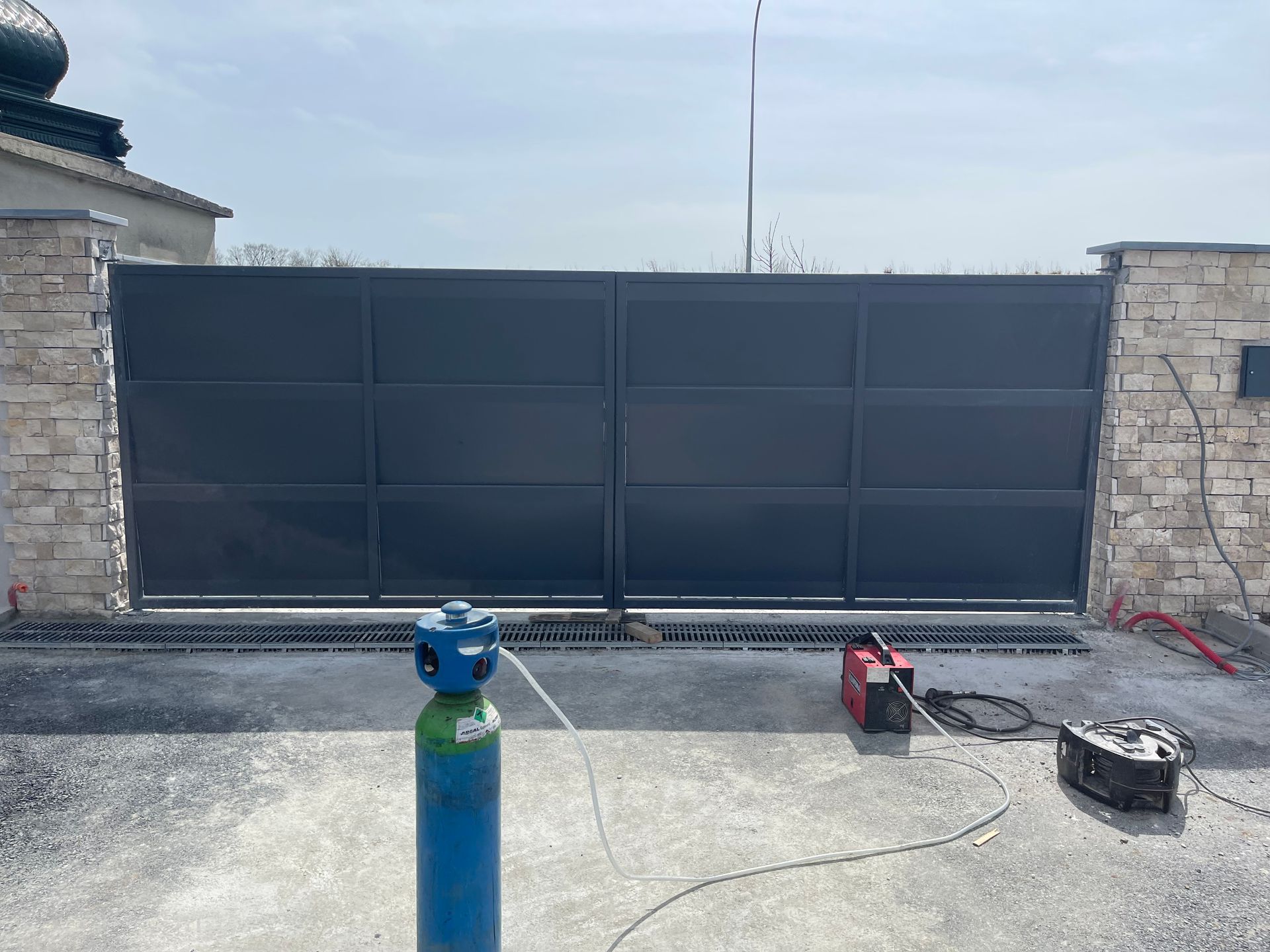 Porte d'entrée bleue avec vitrerie réalisée par l'entreprise MC Serrurerie autour de Coulommiers