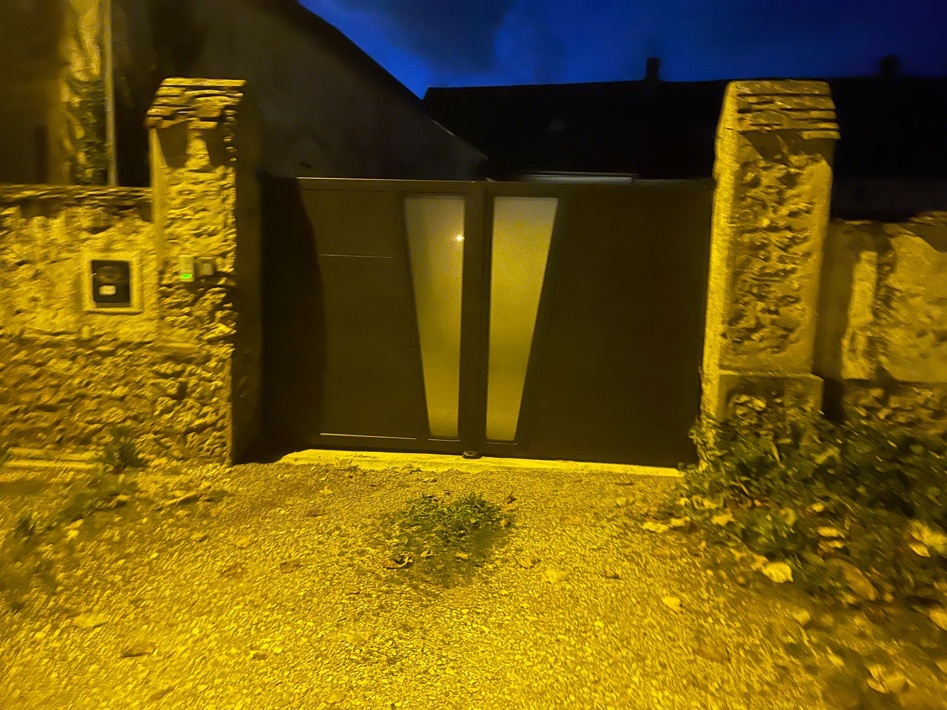 Portail motorisé vu de nuit